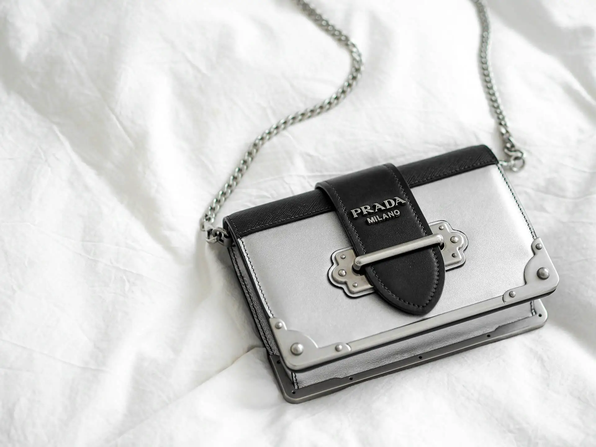 ¿Cómo saber si un bolso Prada es original? [GUÍA DEFINITIVA]
