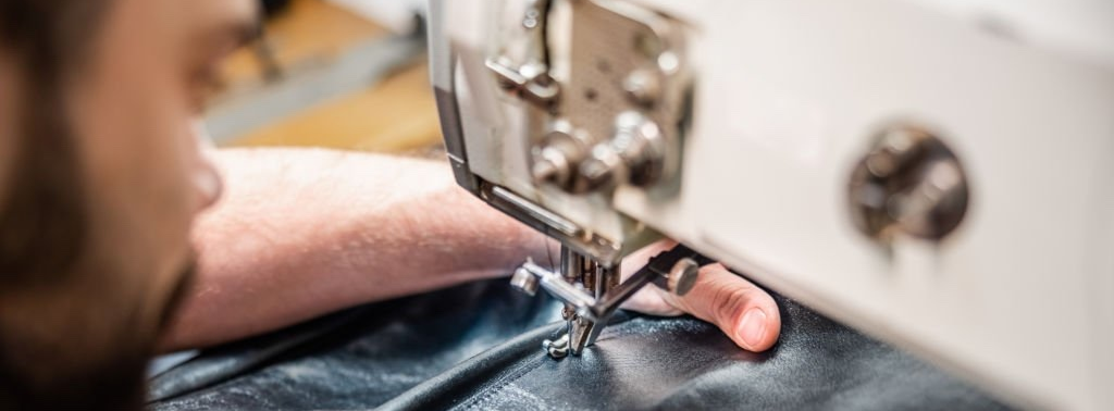 Artesano reparando bolso